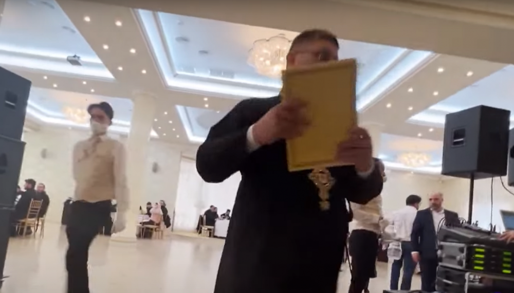 VIDEO // Zeci de preoți, în frunte cu starețul mănăstirii Căpriana, surprinși chefuind la un restaurant dintr-o suburbie a Chișinăului